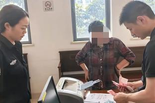 范巴斯滕谈菲利克斯被踩未获点：若发生在中场甚至可能会是红牌